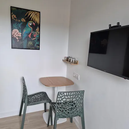 Independante Avec Terrasse Exterieure Proche Aeroport Et Nantes Centre Alojamento de Acomodação e Pequeno-almoço 3*